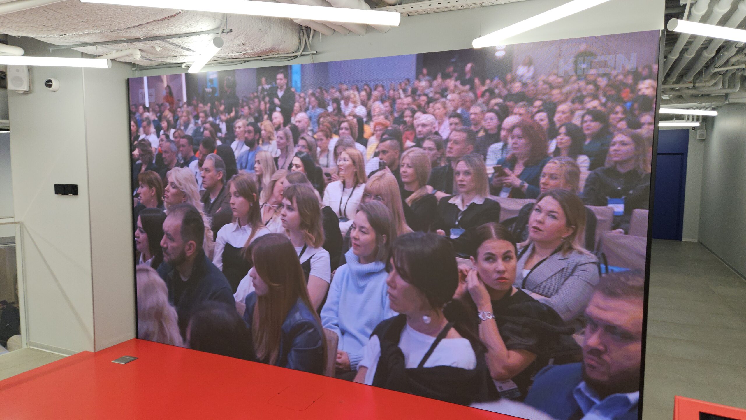 Светодиодный экран для помещения в ТЦ P2