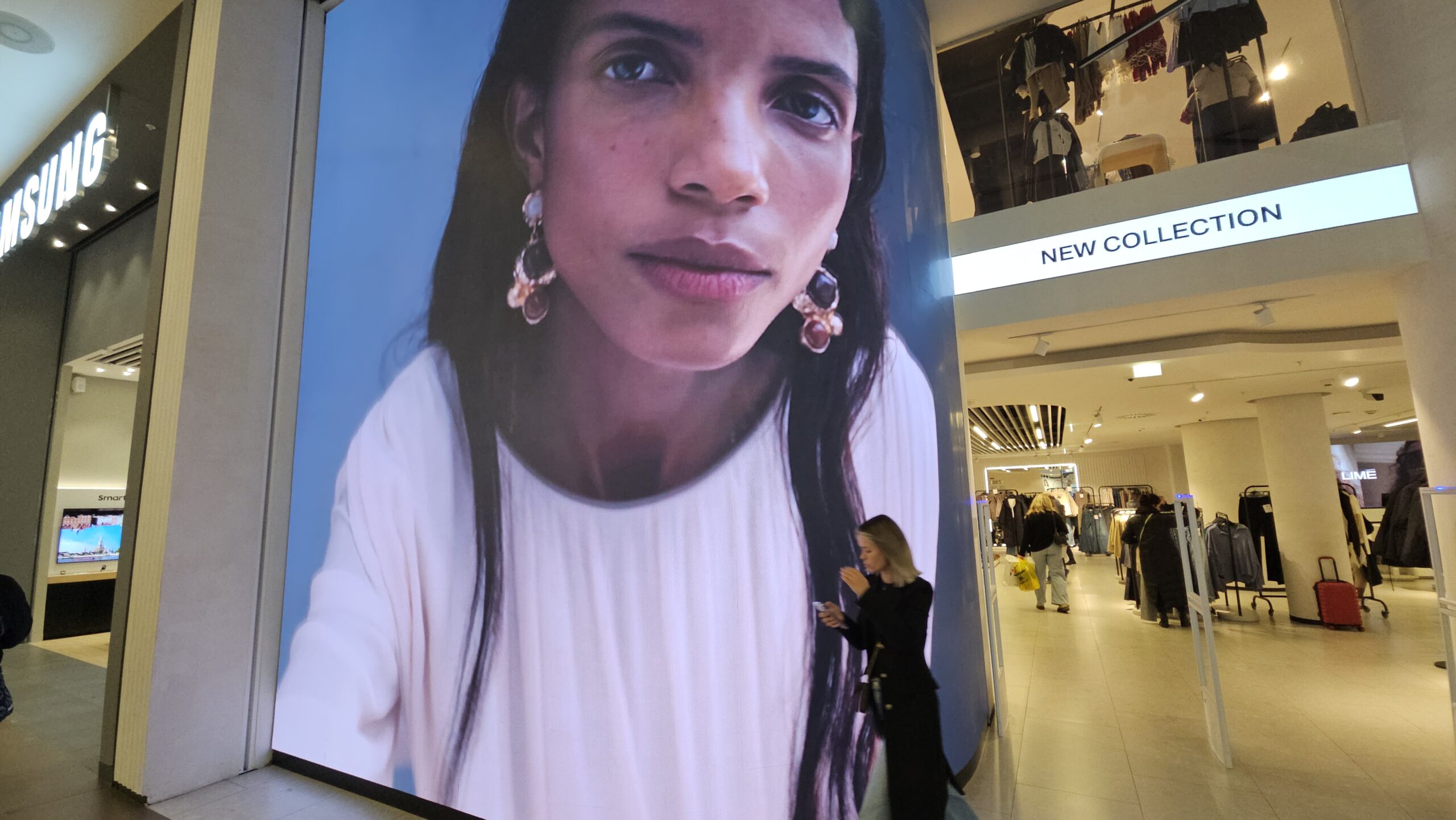 Гибкий светодиодный экран - видеостена для помещения