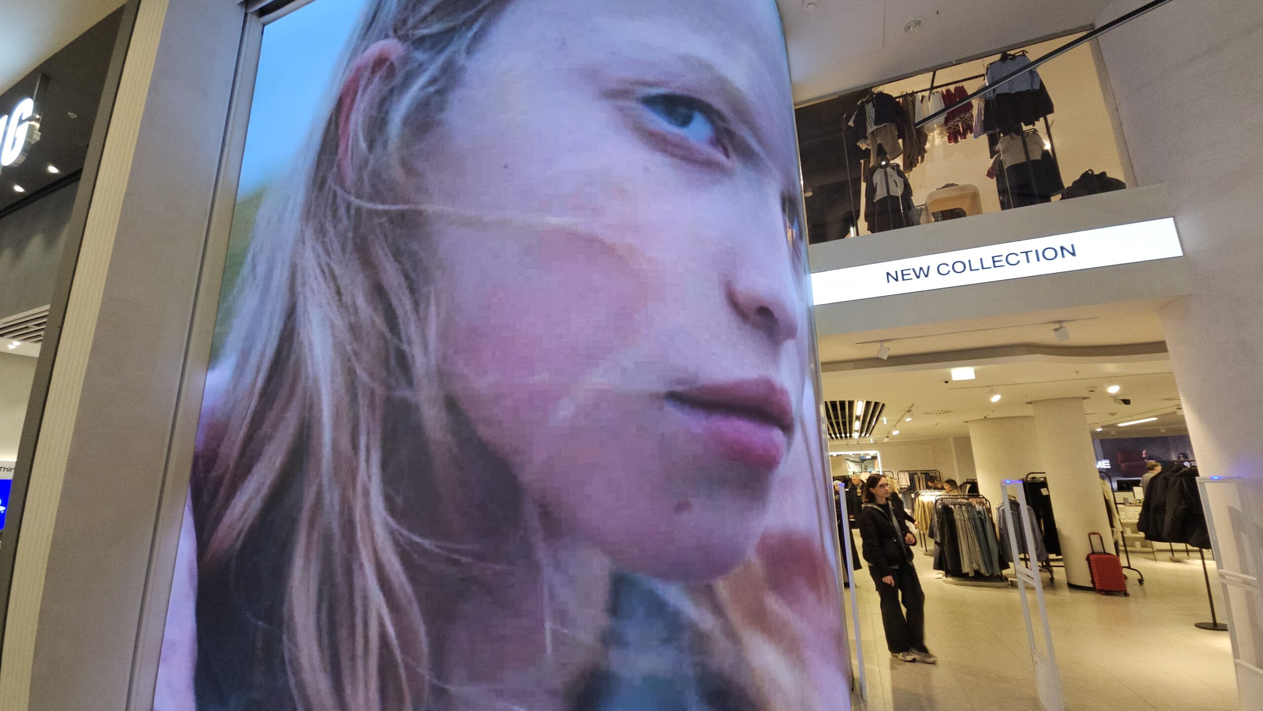 Гибкий светодиодный экран - видеостена для помещения