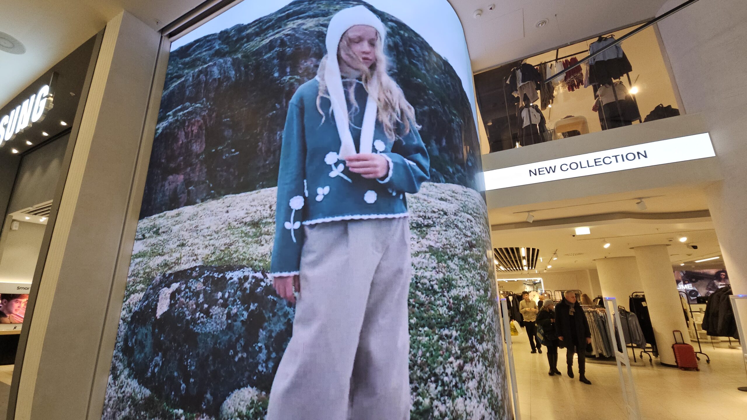 Гибкий светодиодный экран - видеостена для помещения