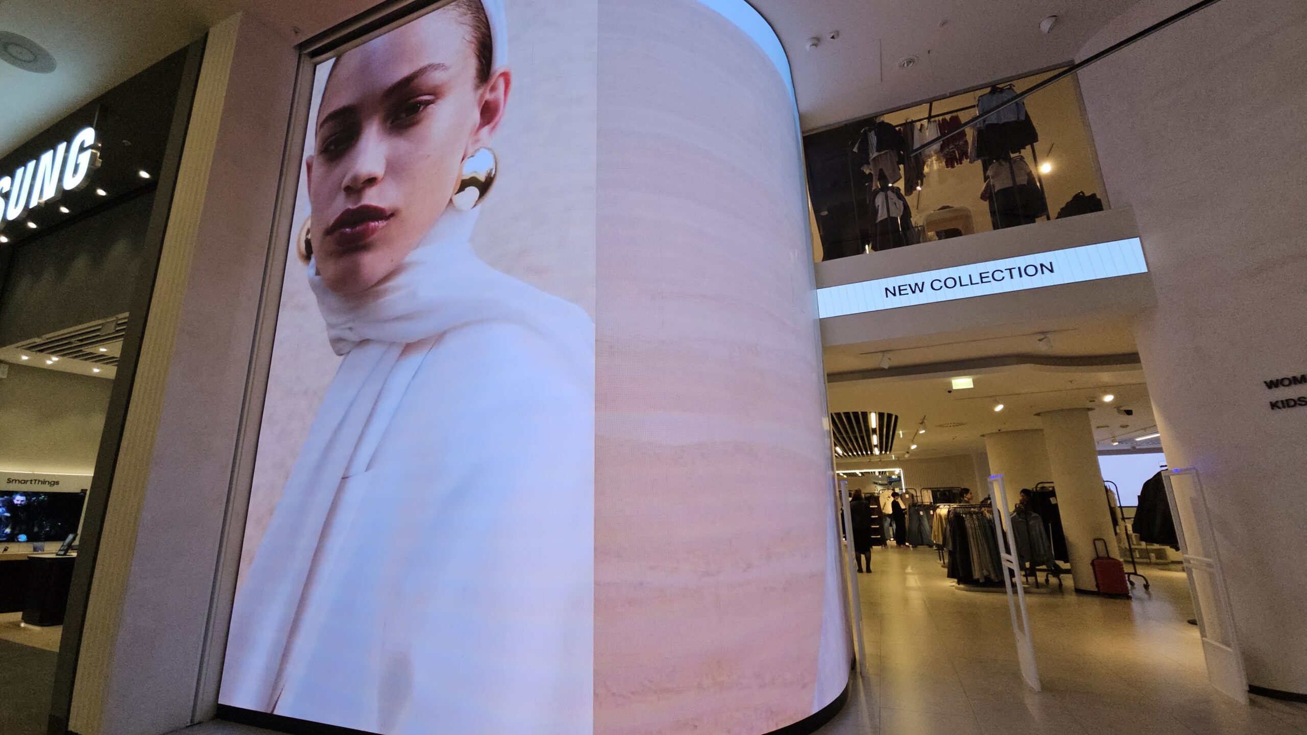 Гибкий светодиодный экран - видеостена для помещения